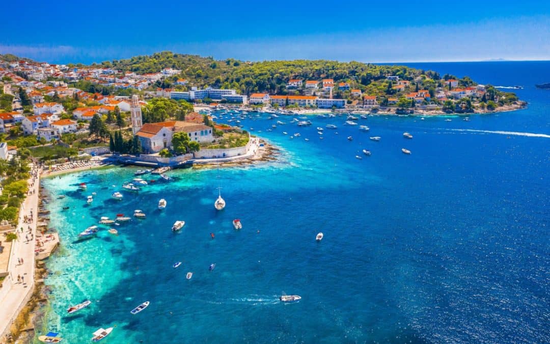 Kada rezervirati vilu na Hvaru za najbolju cijenu i dostupnost